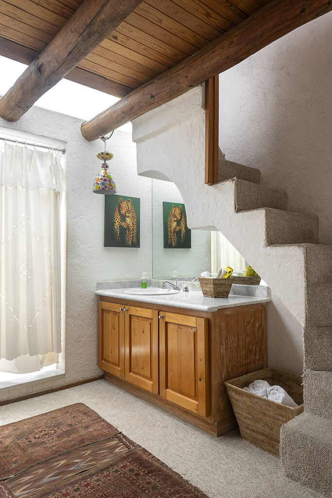 Baño con escalera en casa en Valle de bravo, renta vacacional, fotografía profesional
