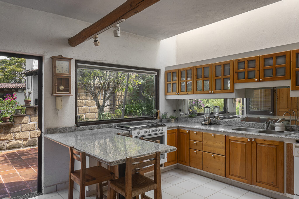 Cocina con vista en Valle de bravo, casa en renta vacacional, fotografía profesional