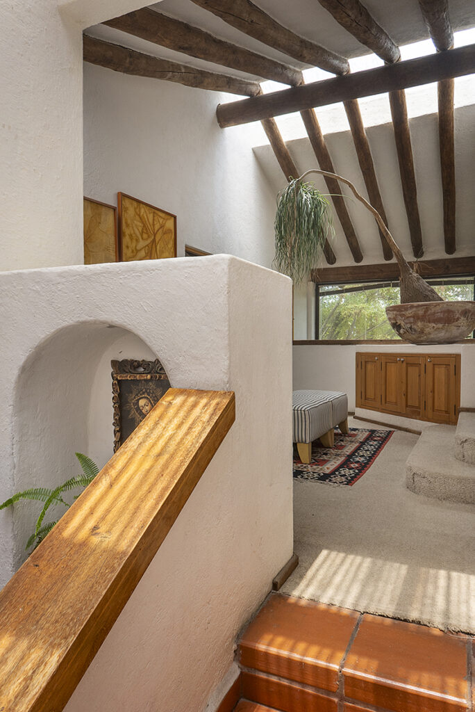 escalera con planta y vigas en casa en Valle de bravo, renta vacacional, fotografía profesional
