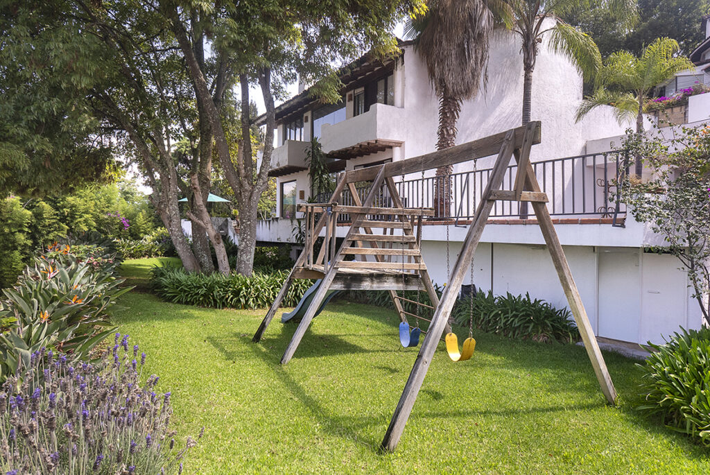 Jardín con columpios  en casa en Valle de bravo, renta vacacional, fotografía profesional
