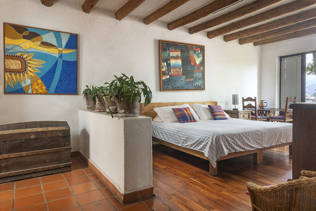 recámara con baúl mesita y vigas  en casa en Valle de bravo, renta vacacional, fotografía profesional