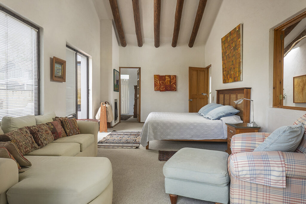 recámara amplia con vigas de madera y sillones  en casa en Valle de bravo, renta vacacional, fotografía profesional