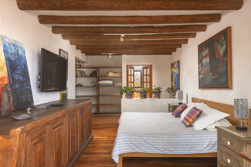 recámara rustica con vigas de madera  en casa en Valle de bravo, renta vacacional, fotografía profesional