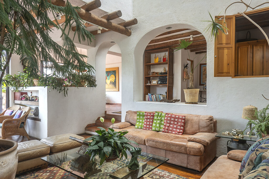 Sala confortable llena de plantas en casa en Valle de bravo, renta vacacional, fotografía profesional