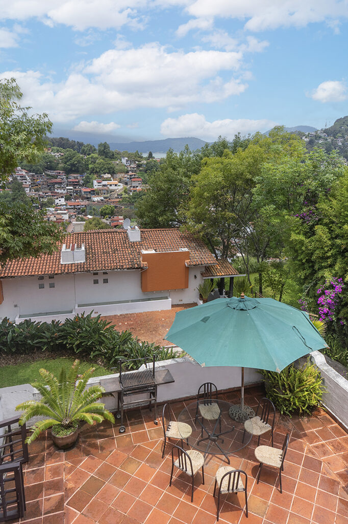 terracita con vista al lago y sombrilla  en casa en Valle de bravo, renta vacacional, fotografía profesional